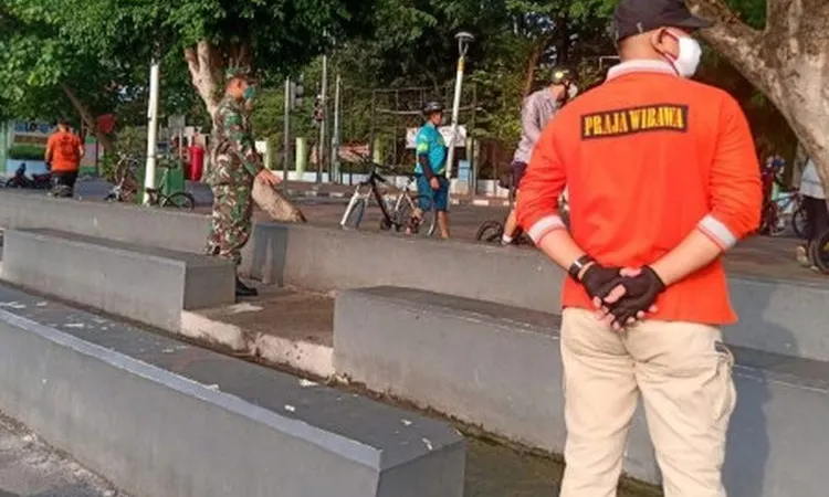 Satpol PP Tanjung Priok Halau Warga yang Kumpul di Danau Sunter/beritajakarta.id/suparni