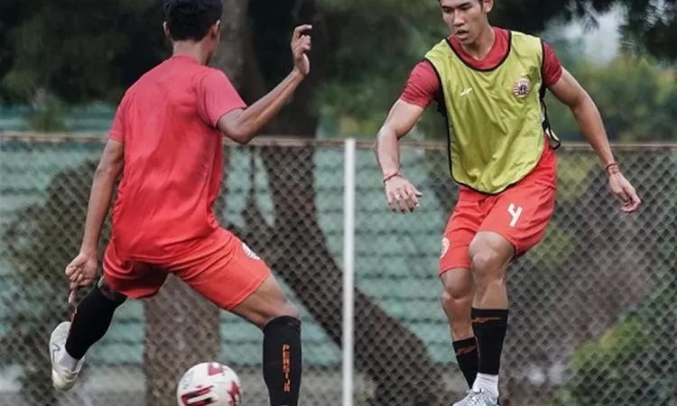 Ryuji Utomo menguasai bola dalam sesi latihan tim. (dok media Persija)