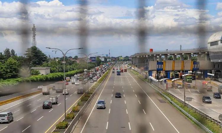 Sebagai ilustrasi, kendaraan melintas di ruas jalan Tol Jorr, Jakarta, Kamis (2/4). [Suara.com/Alfian Winanto]