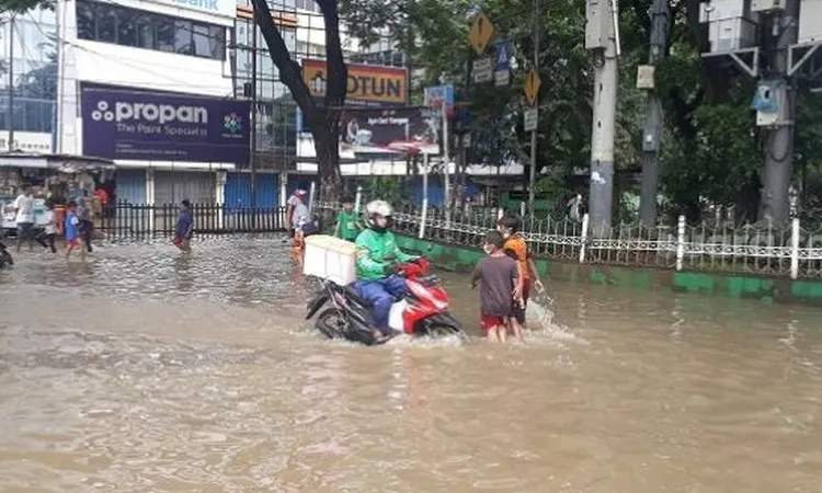 Banjir di Jalan Jatinegara Barat, Jakarta Timur pada Senin (8/2/2021). (Foto: Suara.com/Bagaskara)