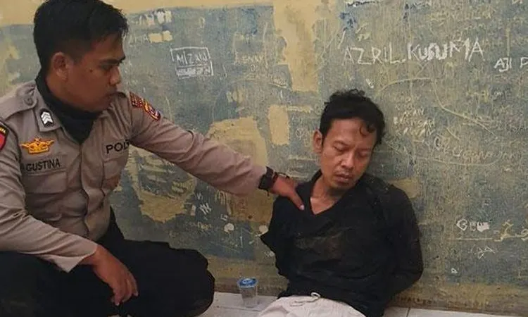 Abu Rara, saat diamankan polisi usai menusuk Wiranto. (ist)