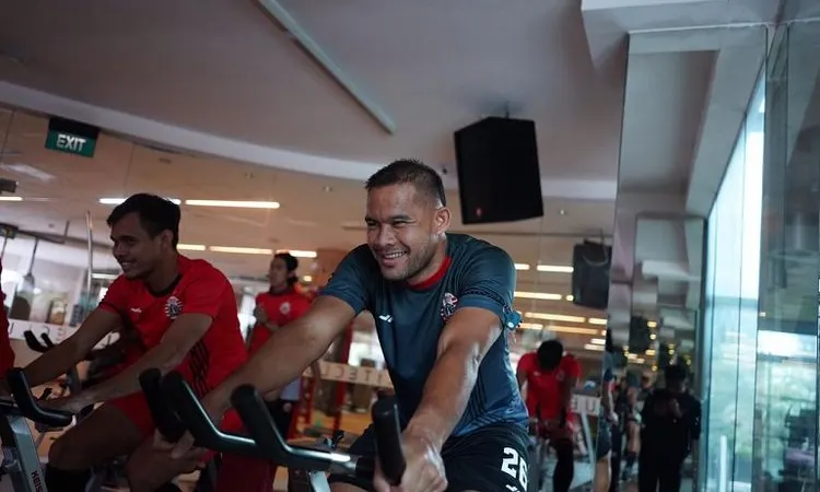 Andritany dan kawan-kawan tengah berlatih fitnes di pusat kebugaran Elite Club Epicentrum, Kuningan, Jakarta, Rabu (25/2/2020). (dok Persija.id)