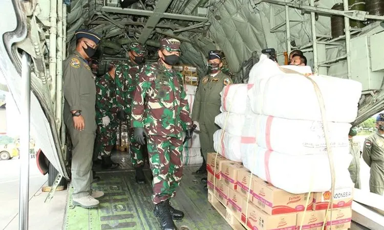 Pesawat Hercules C130 seri A1318 milik TNI AU angkut bantuan kemanusiaan ke Fiji (Puspen TNI)