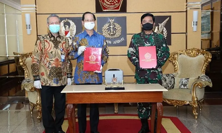 Penyerahan berita acara rehabilitasi sarana dan prasarana di lingkungan TNI kepada Panglima TNI Marsekal TNI Hadi Tjahjanto di Cilangkap, Jakarta Timur, Selasa (5/5/2020). (Kabidpenum Puspen TNI, Kolonel Sus Taibur Rahman)