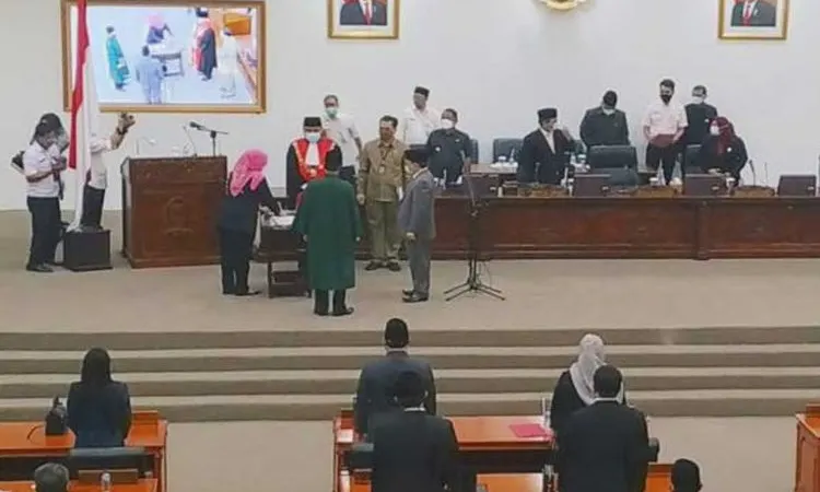 Rapat Paripurna pengucapan sumpah dan janji jabatan BN Holik Qodratullah sebagai Ketua DPRD Kabupaten Bekasi periode 2019-2024 di Gedung DPRD Cikarang Pusat, Rabu (30/9/20). (Foto : bekasikab.go.id/Soni Suganda)
