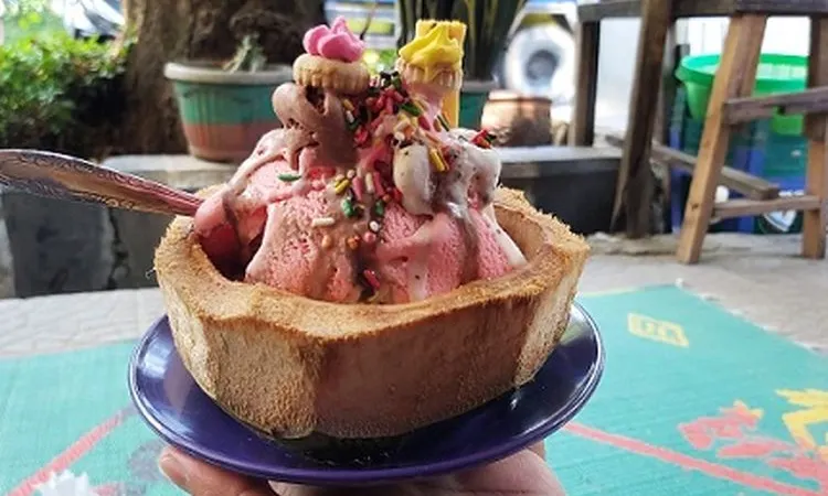 Es krim batok Galawi di Jalan KH Wahid Hasyim, Slawi, Kabupaten Tegal. (Ayotegal/Lilisnawati)