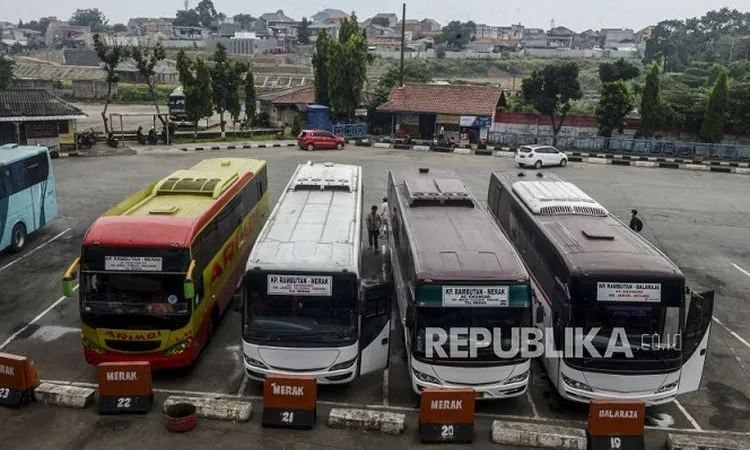 Rapid test digelar di kampung rambutan dengan menyasar 700 orang. Foto, sejumlah bus antar kota antar provinsi (AKAP) menunggu penumpang di Terminal Kampung Rambutan, Jakarta (ilustrasi)  Foto: Republika/Putra M. Akbar