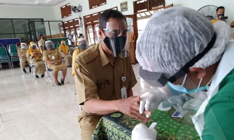 [ilustrasi] Para guru di Kota Solo wajib mengikuti rapid test sebelum uji coba sekolah tatap muka. (Ayojakarta/Budi Cahyono)