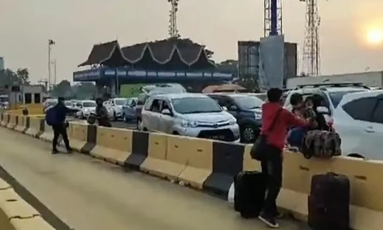 Kemacetan parah terjadi di jalan tol menuju Bandara Soetta pada hari kepulangan Imam Besar FPI Habib Rizieq Syihab dari Arab Saudi, Selasa (10/11/2020) / Dok. Warga (Yanto)