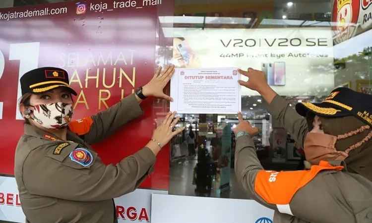 Petugas Satpol PP Kecamatan Koja menyegel Koja Trade Mall selama 1 x 24 jam/dok: utara.jakarta.go.id