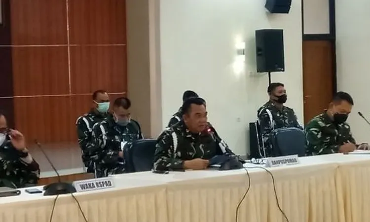 Komandan Pusat Polisi Militer Angkatan Darat (Danpuspomad) TNI Letjen TNI Dodik Widjanarko menyampaikan perkembangan terkini kasus penyerangan Polsek Ciracas, Rabu (7/10/2020). (Suara.com/Arga)
