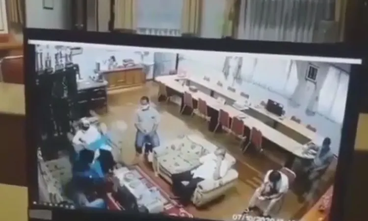 Detik-detik Lurah Benda Baru, Saidun, saat menendang kardus makanan dan minuman di ruang Kepala Sekolah SMAN 3 Tangerang/ instagram: @tangerang24jam