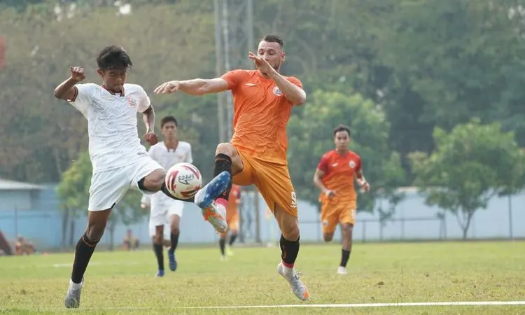 Striker Persija, Marko Simic berebut bola saat uji coba internal melawan EPA Persija. (dok  Persija.id)