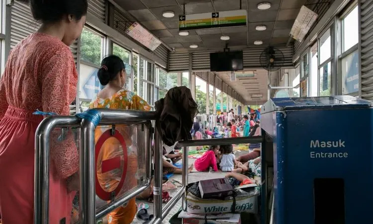 Warga mengungsi di Halte Transjakarta Jembatan Baru, Daan Mogot, Jakarta Barat, Jumat (03/01). [Suara.com/Alfian Winanto]