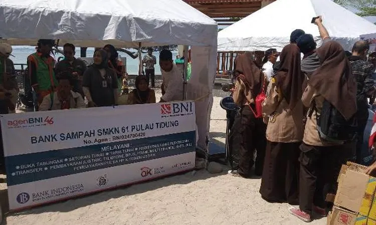 Pelajar menabung sampah di Bank Sampah/pulauseribu.jakarta.go.id