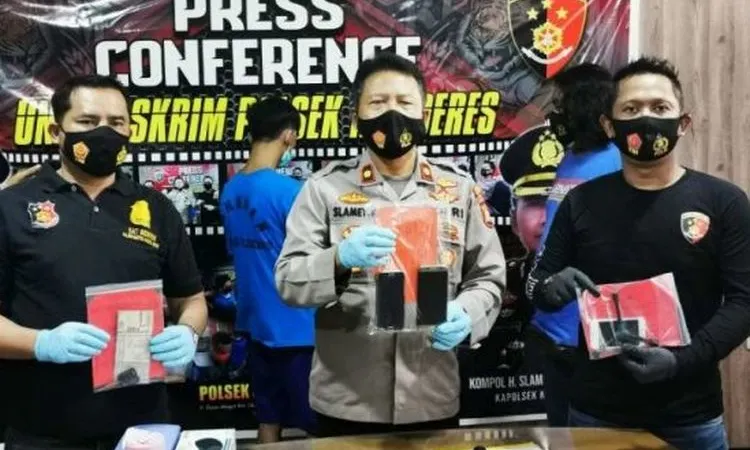 Polsek Kalideres menunjukkan barang bukti hasil penjambretan dari dua penjambret yang ditembak kakinya, Senin (18/1/2021). [Dok. Polres Metro Jakarta Barat]