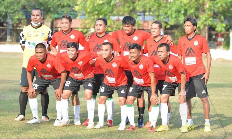 Tim Persija Glory 2001 saat berfoto bersama di Lapangan Banyuanyar, Solo, Sabtu (8/8/2020). (Ayojakarta.com/Budi Cahyono)