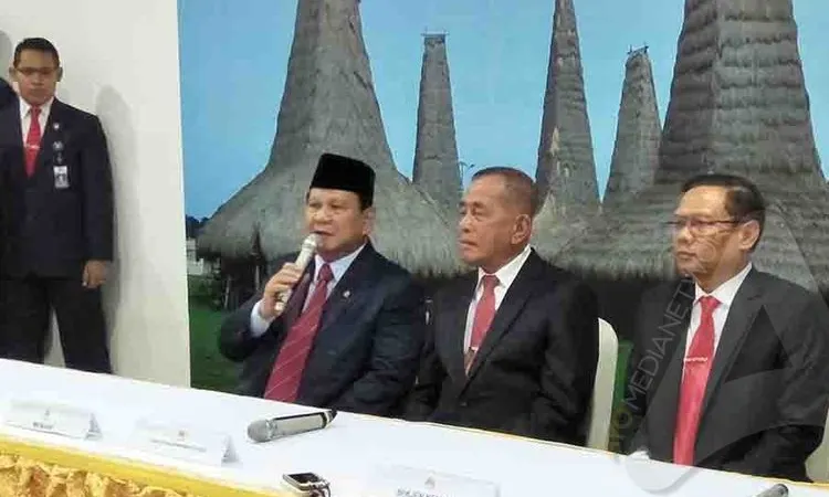 Menteri Pertahanan, Prabowo Subianto (kiri), dan mantan Menhan, Ryamizard Ryacudu (tengah), usai serah terima jabatan di kantor Kemhan, Jakarta, Kamis (24/10/2019)/Ayojakarta.com