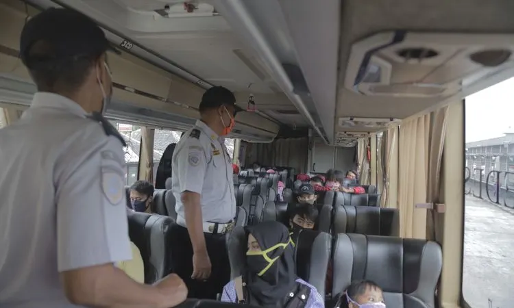 petugas sedang melakukan pengecekan protokol kesehatan pada bus/dok: utara.jakarta.go.id