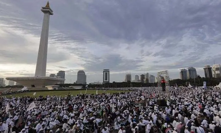 Puluhan ribu orang berkumpul dalam Reuni Akbar Alumni 212 di lapangan Monas, Jakarta. (CNN Indonesia/Adhi Wicaksono)