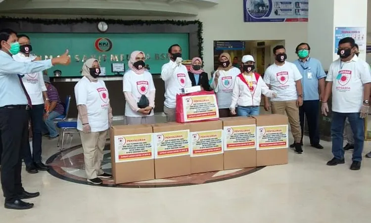 Satgas Daerah (Satgasda) Lawan COVID-19 Kota Tangerang Selatan menyumbangkan bantuan berupa Alat Pelindung Diri (Dok. Satgas Daerah Lawan COVID-19 Kota Tangerang Selatan)