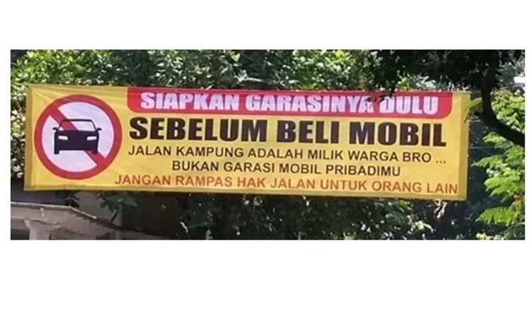 Ilustrasi spanduk berisi sindiran kepada warga yang memiliki mobil tapi tidak punya garasi untuk menyimpannya. (Kompas.com/Instagram)