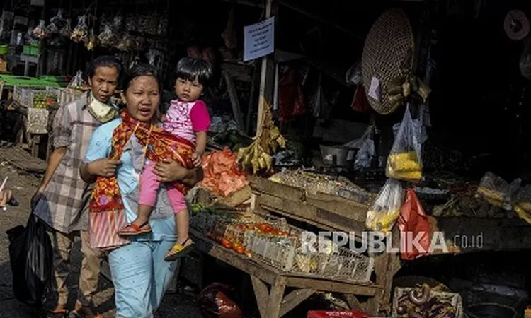 Sejumlah warga saat berbelanja tanpa memakai masker di Pasar Kemiri, Depok, Jawa Barat, Selasa (14/7). Pemerintah Provinsi Jawa Barat akan memberikan sanksi denda kepada masyarakat yang tidak menggunakan masker di tempat umum dan akan diberlakukan mulai Senin (27/7) . (Republika/Putra M. Akbar)