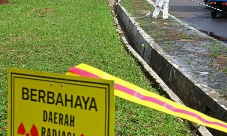 SIMULASI Penanggulangan Kedaruratan Nuklir Petugas Proteksi Radiasi (PPR) dari Badan Pengawas Teknologi Nuklir (Bapeten) melakukan penyisiran sumber radioaktif yang tercecer di tempat kejadian perkara terjadinya kecelakaan mobil pengangkut bahan radioaktif saat geladi lapang penanggulangan Kedaruratan Nuklir atau Radiologi di Puspiptek, Serpong, Tangerang Selatan, Banten (Antara)