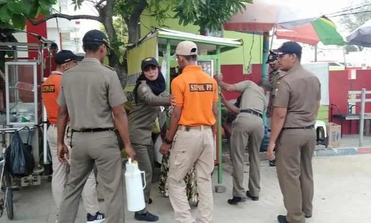 Satpol PP Pulau Panggang lakukan penertiban pedagang/pulauseribu.jakarta.go.id