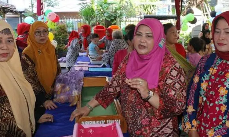 Ketua TP PKK Jakbar Hj. Inad Luciawati Rustam menghadiri Gebyar Posyandu di Kantor Kelurahan Tambora (barat.jakarta.go.id)