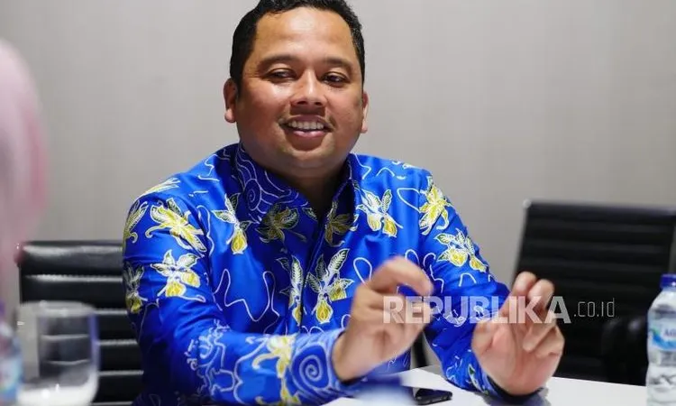 Wali Kota Tangerang Arief R Wismansyah melakukan penambahan fasilitas tempat tidur bagi pasien Covid-19 di Tangerang.  Foto: Yogi Ardhi/Republika