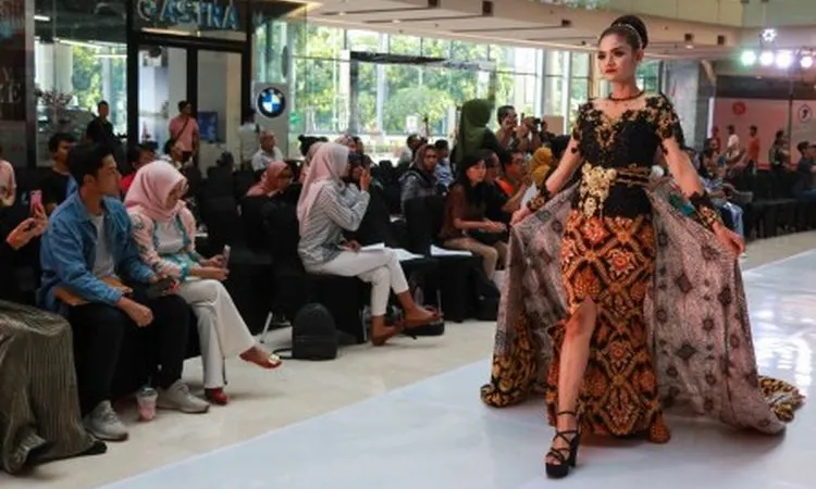 Ilustrasi--Model memeragakan busana di sela-sela jumpa pers 'Parade 101 Kebaya Millennial' di Surabaya, Jawa Timur, Sabtu (20/4/2019). Peragaan busana itu digelar untuk memperingati Hari Kartini. ANTARA FOTO/Didik Suhartono/aww.