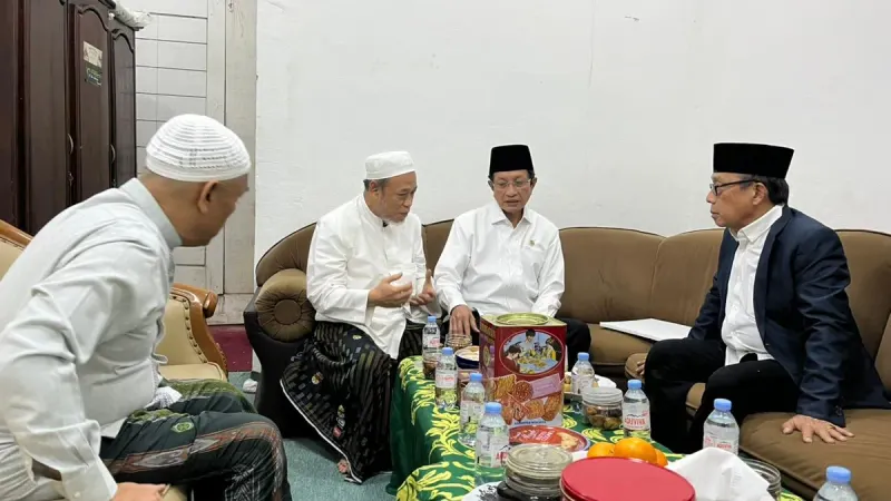 Menag tinjau Al Khoziny, beri bantuan Rp610 juta & susun langkah agar ambruknya bangunan tak terjadi lagi.
