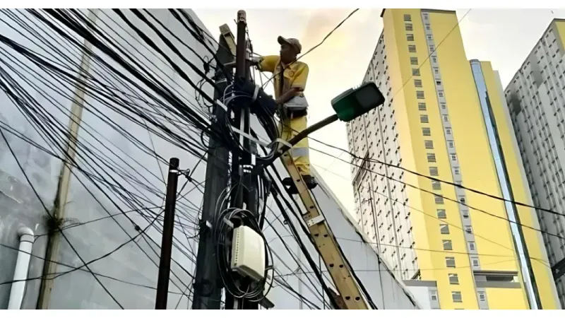 Perbaikan penerangan jalan umum (PJU) di Jakarta Utara (Sumber: beritajakarta.id)