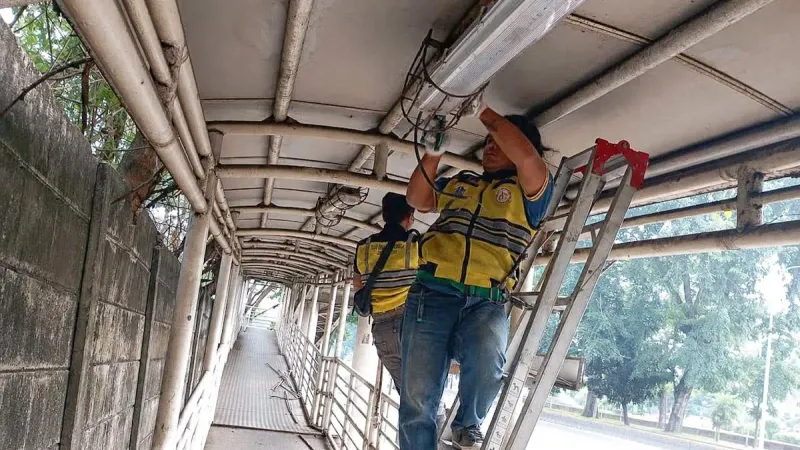 uku Dinas Bina Marga Jakarta Utara bergerak cepat menangani masalah fasilitas publik dengan merampungkan perbaikan penerangan di JPO Pedongkelan (Sumber: Beritajakarta.id | Foto: Beritajakarta.id)