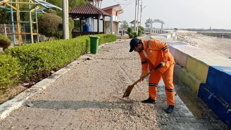Petugas Penanganan Prasarana dan Sarana Umum (PPSU) Kelurahan Pulau Untung Jawa bergerak cepat menangani kerusakan infrastruktur. (Sumber: beritajakarta.id | Foto: beritajakarta.id)