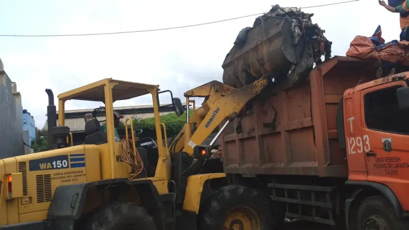 Penanganan sampah di TPST belakang Pasar Cakung