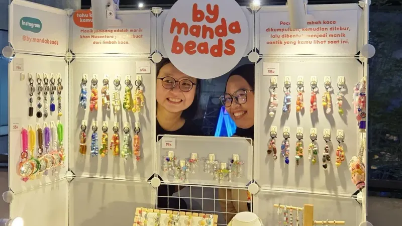 Owner bymandabeads, Maulidina Shafira Aurum (kanan), berfoto bersama Wakil Menteri Ekonomi Kreatif RI, Irene Umar, di booth bymandabeads pada rangkaian Creative Market Jakarta Future Festival (JFF) 2026. (Foto: Ayojakarta.com/Ananda Muhammad Firdaus)