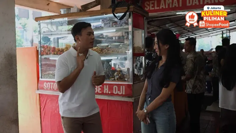 Aa Juju (kiri) bersama Dea Nadia, pemilik Soto Betawi Globe H. Oji (kanan)