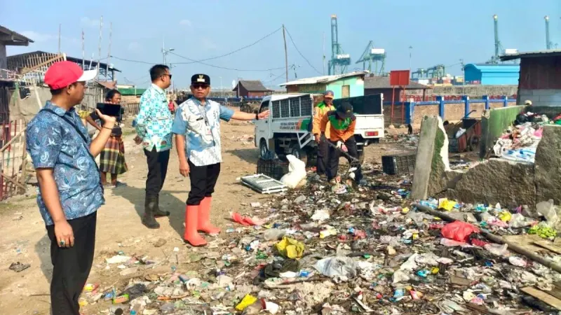 Sebanyak 20 personel dikerahkan untuk membersihkan area Kecamatan Cilincing, Jakarta Utara. (Sumber: beritajakarta.id | Foto: beritajakarta.id)