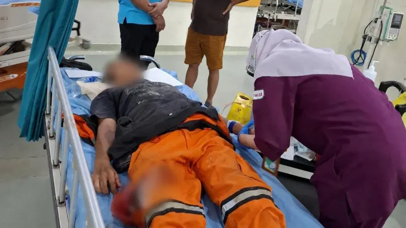 Petugas Penanganan Prasarana dan Sarana Umum (PPSU) Kelurahan Bidara Cina, Kecamatan Jatinegara, Jakarta Timur, bernama Endri (52), hingga kini masih menjalani masa pemulihan.