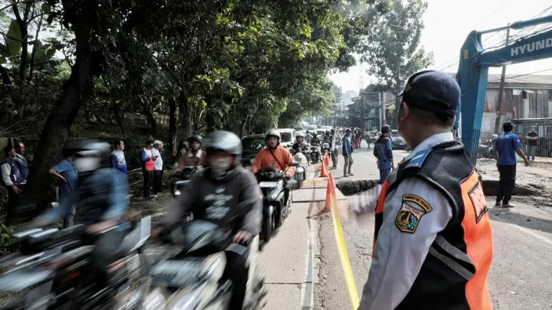 Dinas Perhubungan (Dishub) DKI Jakarta bersama instansi terkait menerapkan rekayasa lalu lintas (Lalin) di Jalan Raya Lenteng Agung. (Sumber: beritajakarta.id | Foto: beritajakarta.id)