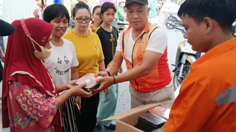 Para penyintas kebakaran Kelurahan Krendang menerima berbagai bantuan seperti makanan siap saji, stater kit mandi dan layanan kesehatan. (Sumber: beritajakarta.id | Foto: beritajakarta.id)